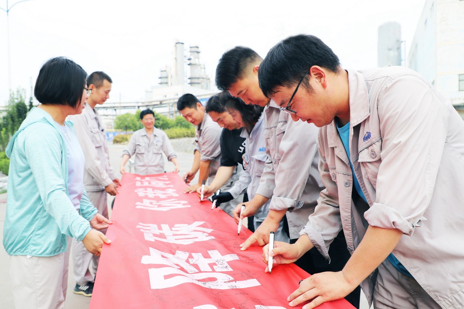 安陽園區(qū)開展節(jié)能宣傳周主題簽名活動_調(diào)整大小